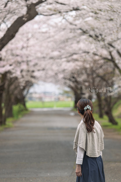 日本製小圓斗篷-米灰  (附針織胸針)