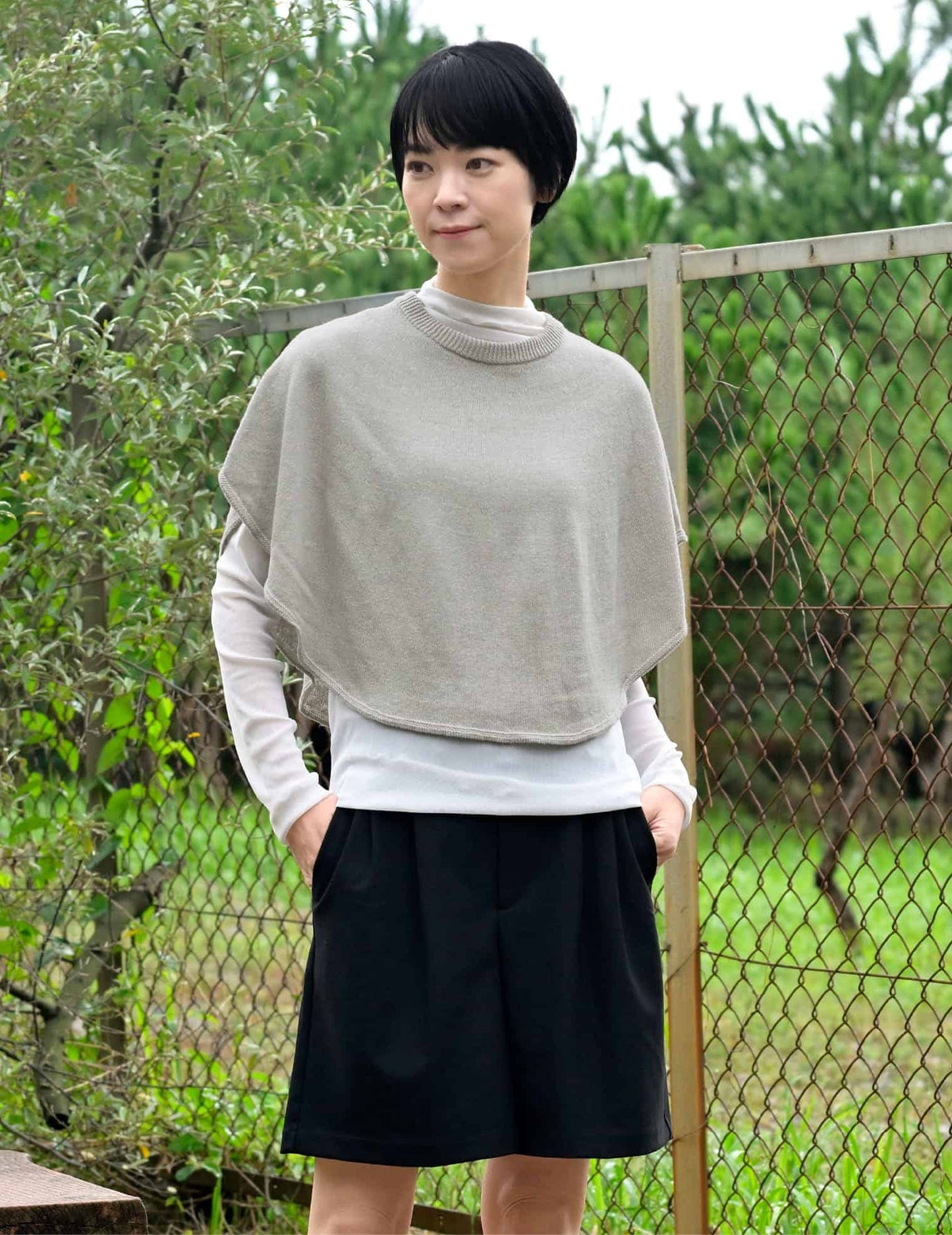 日本製小圓斗篷-米灰  (附針織胸針)