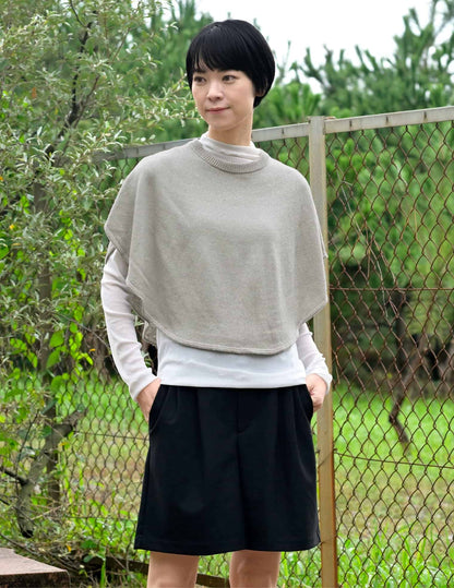 日本製小圓斗篷-米灰  (附針織胸針)