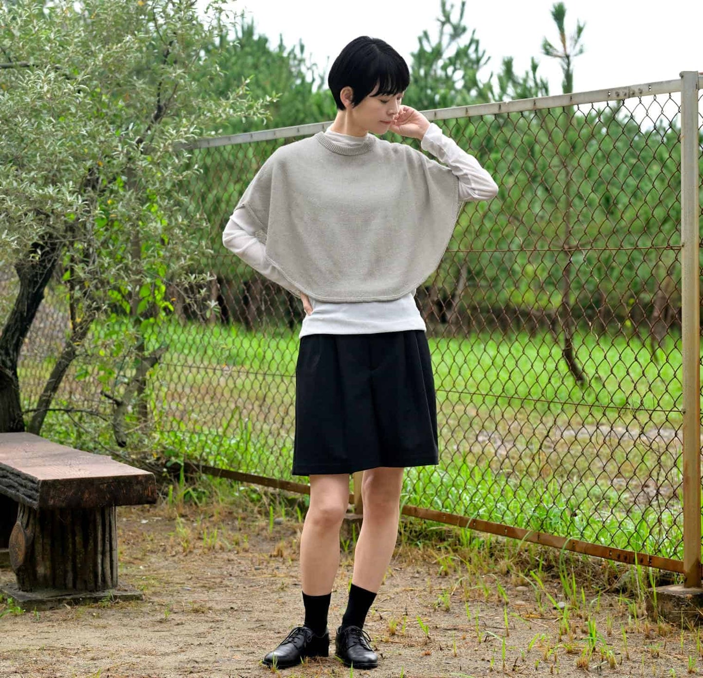 日本製小圓斗篷-米灰  (附針織胸針)