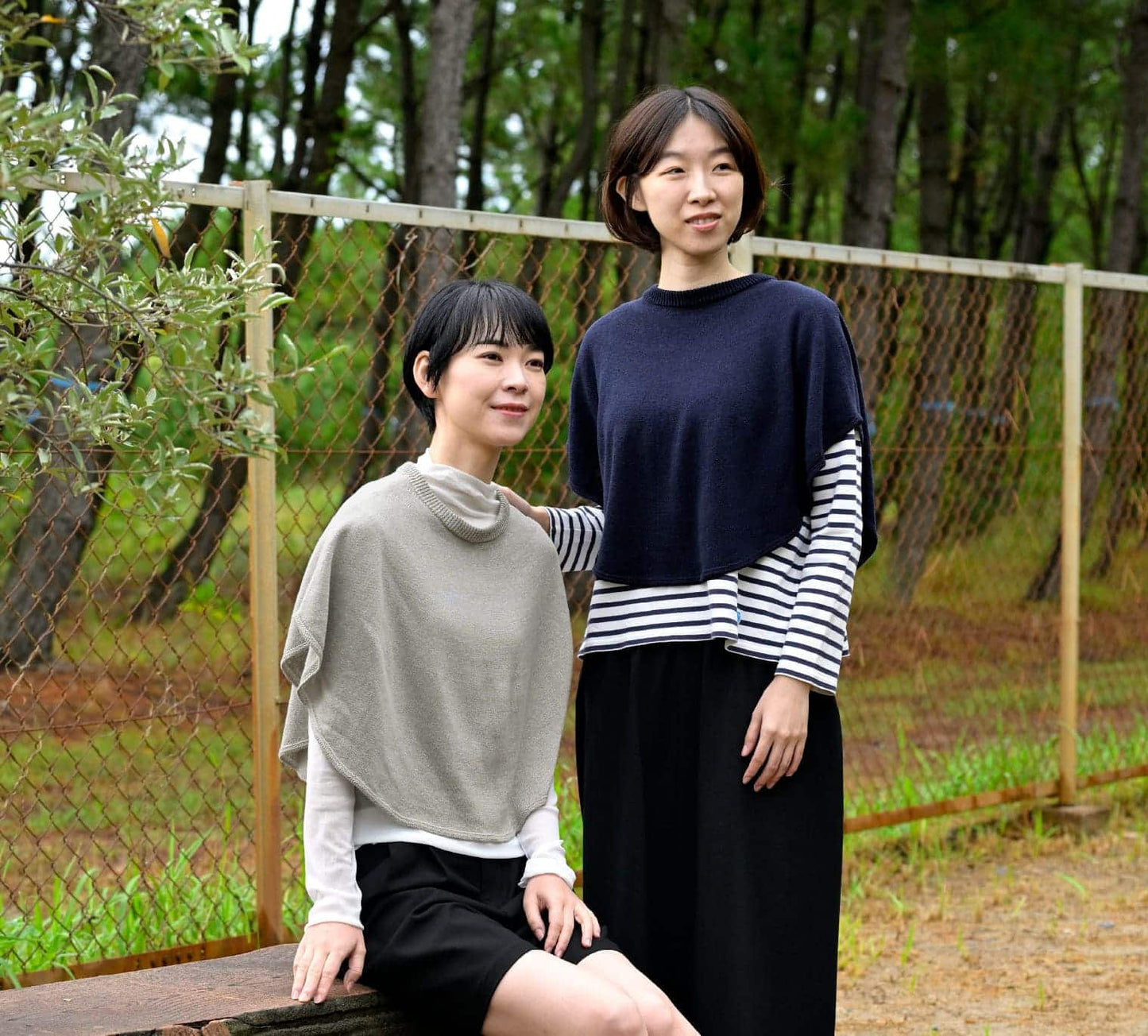 日本製小圓斗篷-米灰  (附針織胸針)